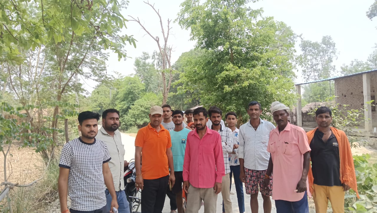 ब्लॉक प्रमुख निधि से बन रही इंटर लाकिंग सड़क पर गांव के लोगों का चलना हुआ दुश्वार
