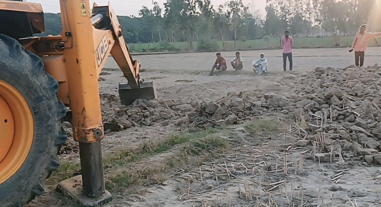 श्रमिकों के बदले जेसीबी मशीन से हो रहा चकमार्गो के पटाई का कार्य