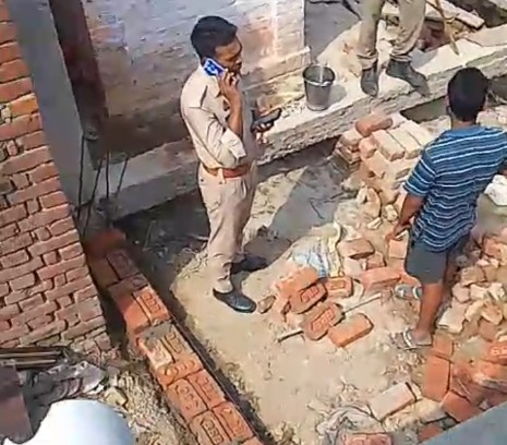 दीवानी न्यायालय में विचाराधीन मामले में दबंगों ने रास्ते में बना ली दीवाल, स्थानीय पुलिस पर मिली भगत का लगाया आरोप