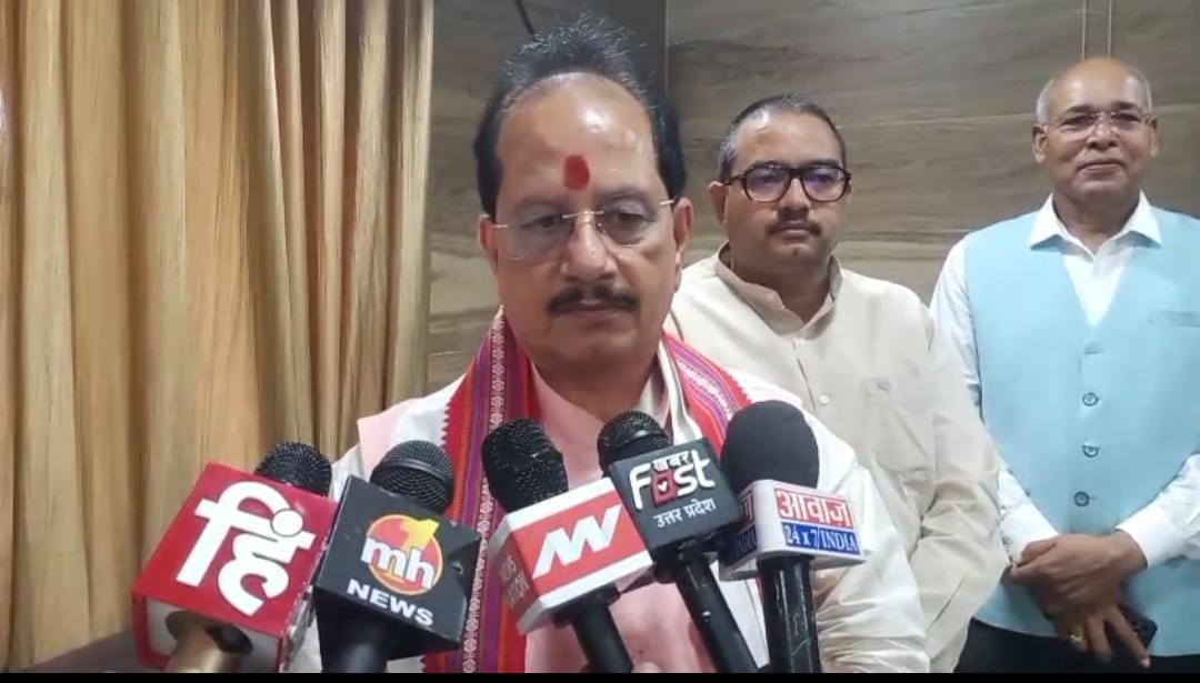 बिहार के डिप्टी सीएम विजय कुमार सिन्हा अपने परिवार और रिश्तेदारों समेत दो दिवसीय अयोध्या दौरे पर पहुंचे