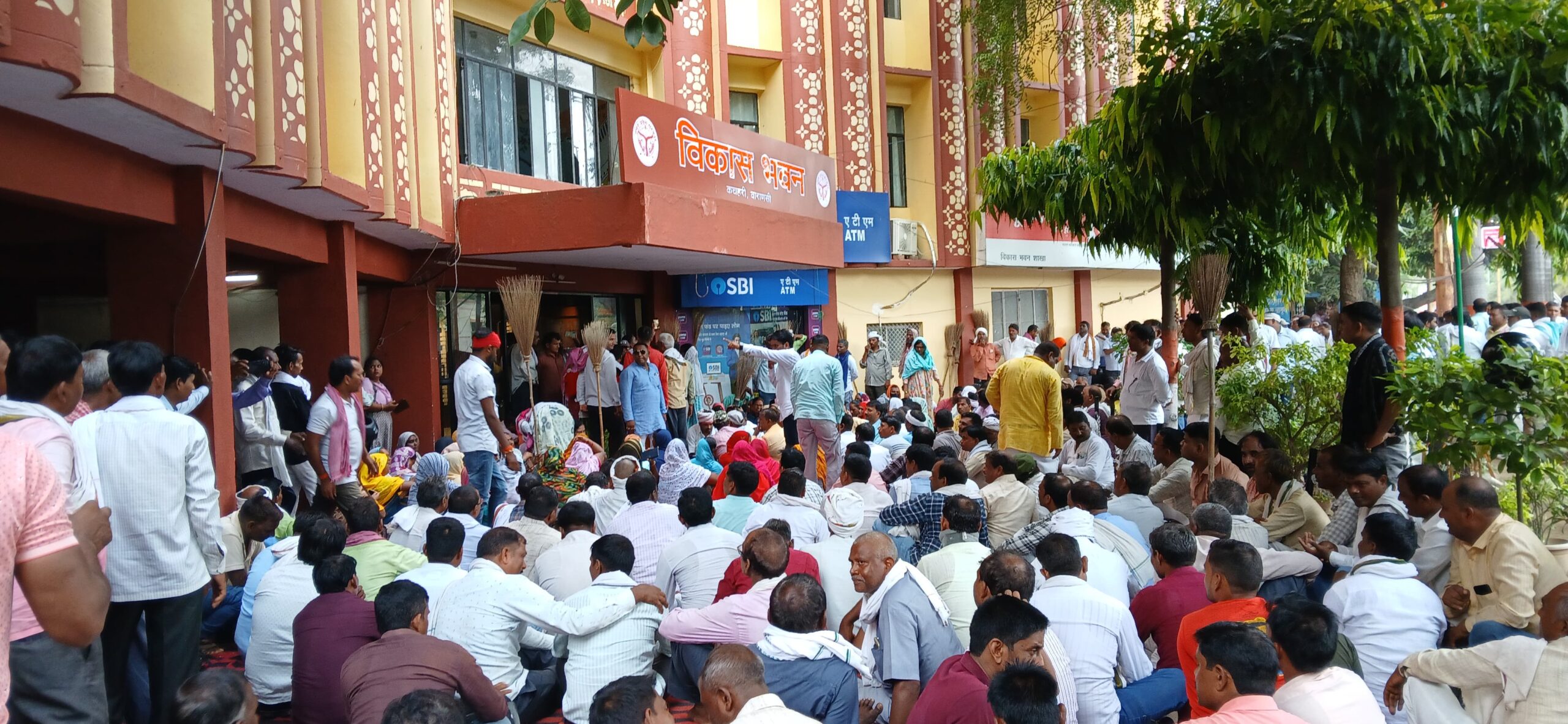 9 सूत्रीय मांगो को लेकर धरने पर बैठे सफ़ाई कर्मचारी, कुछ सफाईकर्मियों के निलंबन का भी आक्रोश