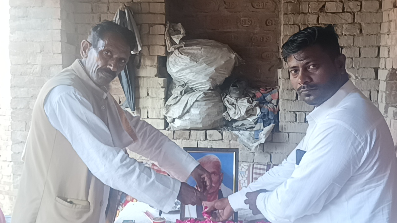 अजरौली हत्या कांड: अपना दल बलिहारी पार्टी के नेताओं ने पीड़ित परिवार से की मुलाकात