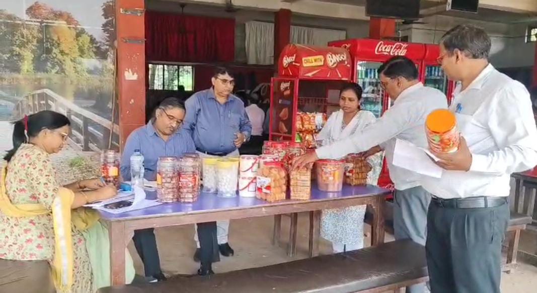 दीपावली से पूर्व मिलावटी एवं घटिया खाद्य सामग्री की धर पकड़ में जुटे खाद्य सुरक्षा विभाग के अधिकारी