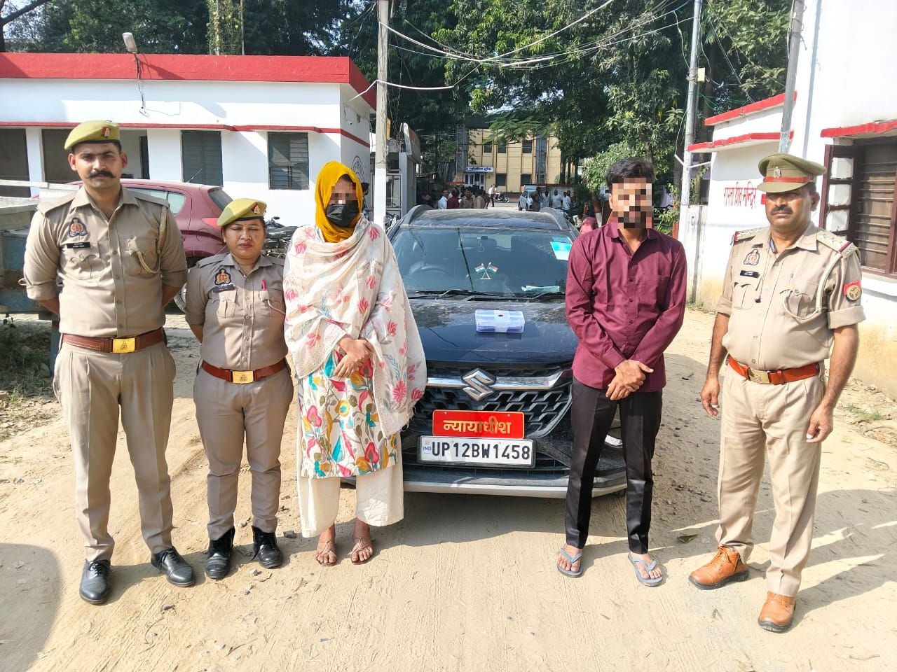 बिजनौर में फर्जी जज और पेशकार बनकर बैंक से 35 लाख रुपये का लोन लेने पहुंचे दो लोगों को पुलिस ने गिरफ्तार किया, आरोपियों को अदालत में पेश किया गया, जहां से उन्हें जेल भेज दिया गया। पुलिस मामले की जांच कर रही है।