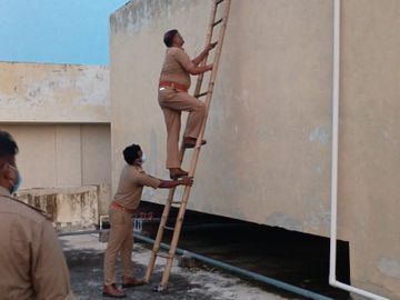 देवरिया मेडिकल कॉलेज अस्पताल की सुरक्षा में भारी चूक, पानी की टंकी में मिली सड़ी-गली लाश, बदबू ने खोला राज