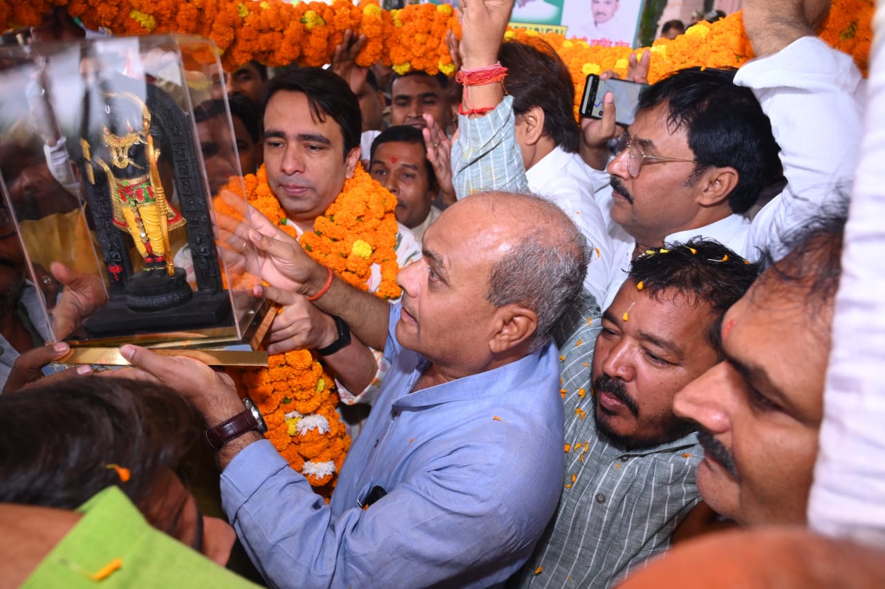 राष्ट्रीय लोकदल के राष्ट्रीय अध्यक्ष केंद्रीय मंत्री जयंत चौधरी का महर्षि वाल्मीकि एयरपोर्ट अयोध्या में हुआ जोरदार स्वागत