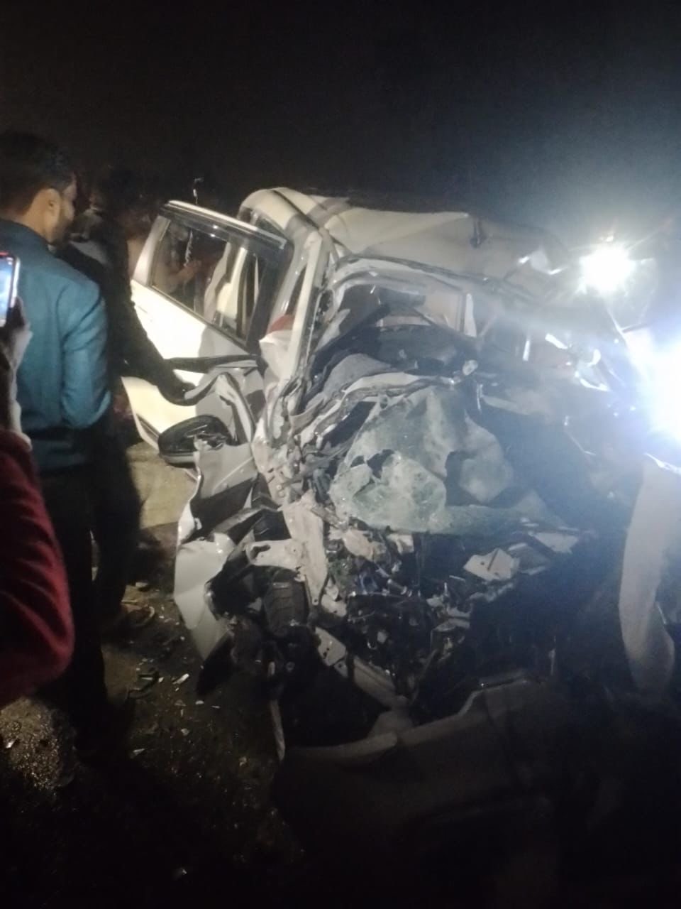 बाराबंकी के देवा-फतेहपुर मार्ग पर हुए भीषण सड़क हादसे में पति-पत्नी सहित आठ लोगों की मौत