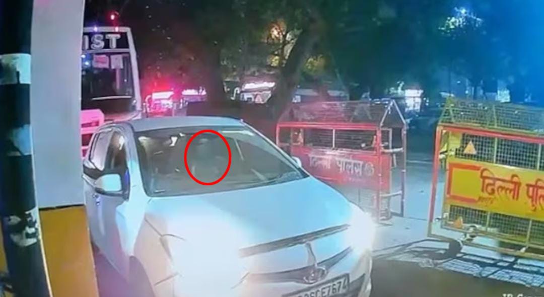 दिल्ली ब्लास्ट में नया खुलासा: CCTV में कैद हुआ ''मौत का डॉक्टर'',काले मास्क में दिखा आतंकी उमर, कुछ मिनट बाद धमाके से दहली राजधानी