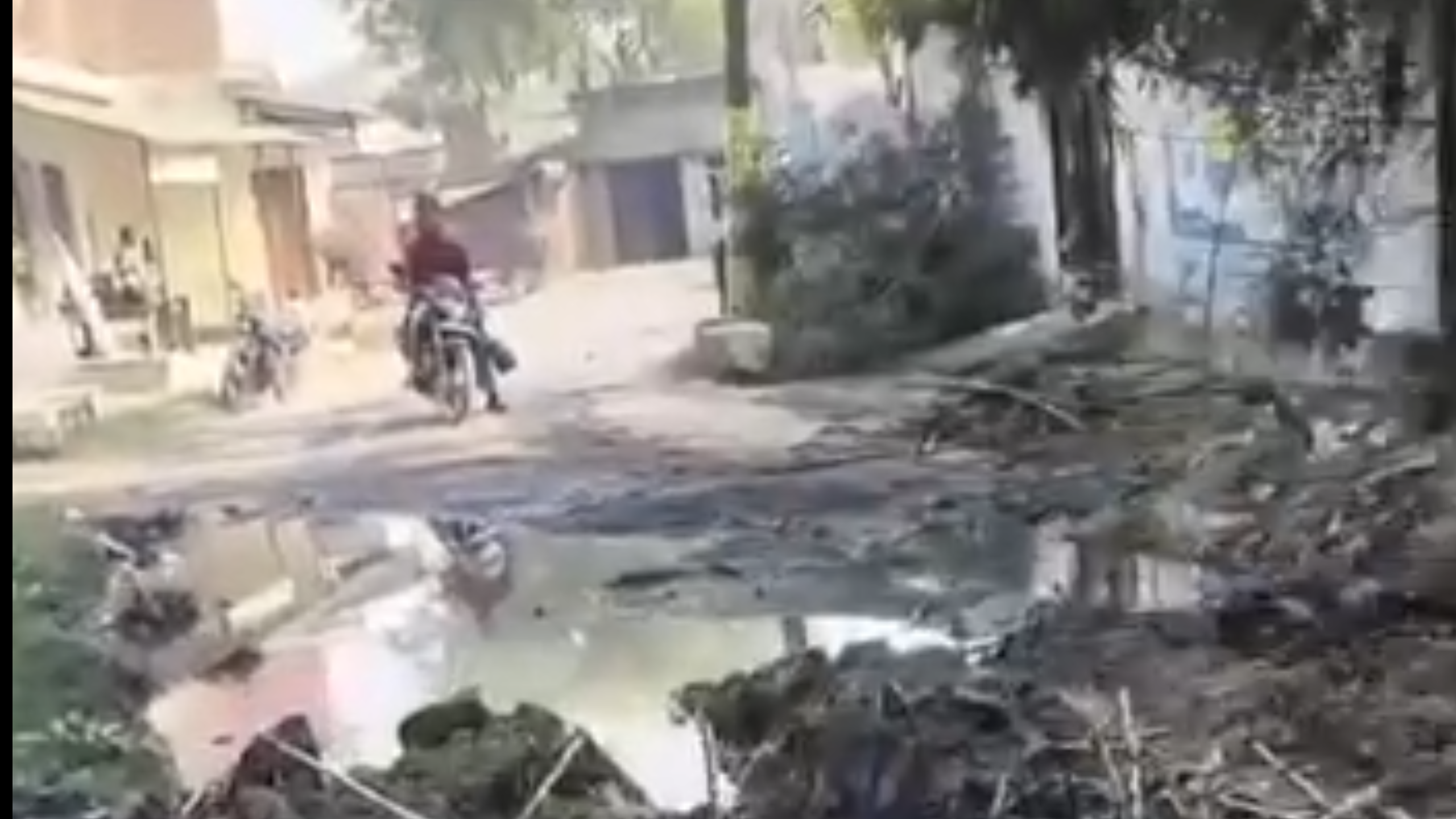 अयोध्या (पूराकलन्दर) मीनार गिराने के बाद भी नहीं रुका अवैध खनन, छतिरवा गांव का मुख्य मार्ग फिर बर्बाद